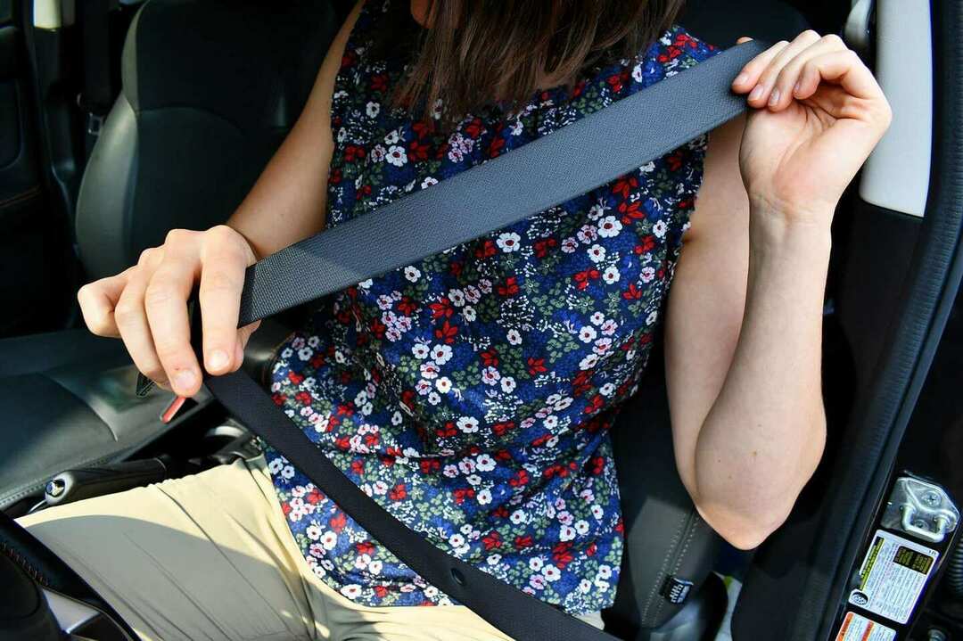 Cómo debes ponerte el cinturón de seguridad correctamente
