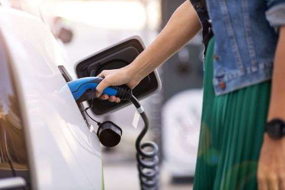 Cómo se debe cargar correctamente un coche eléctrico o híbrido enchufable