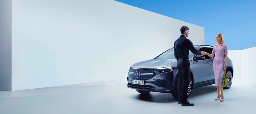 Cliente recibiendo atención en servicio de posventa Mercedes-Benz en Murcia junto a un SUV eléctrico de la marca