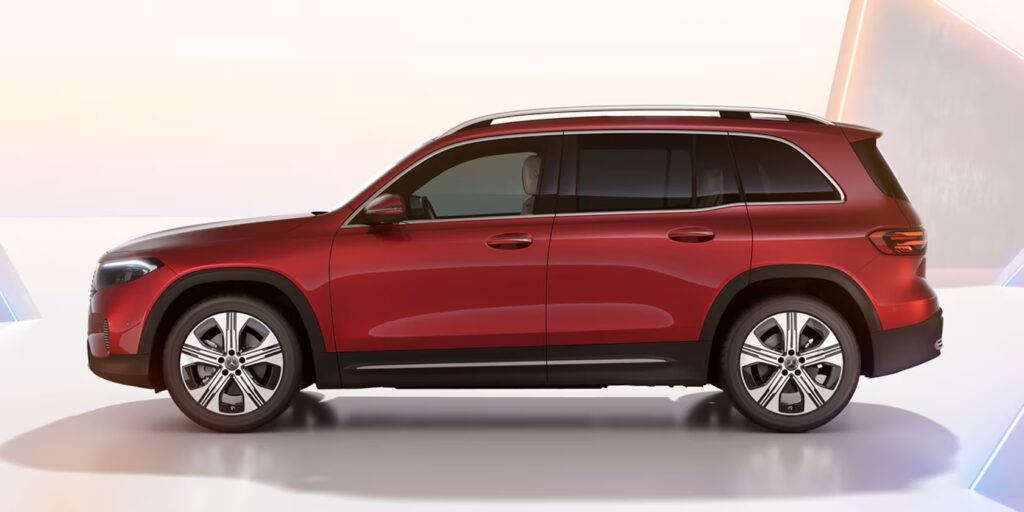 Mercedes-Benz EQB en Murcia, SUV eléctrico rojo visto de perfil, con diseño elegante y espacio para familias.
